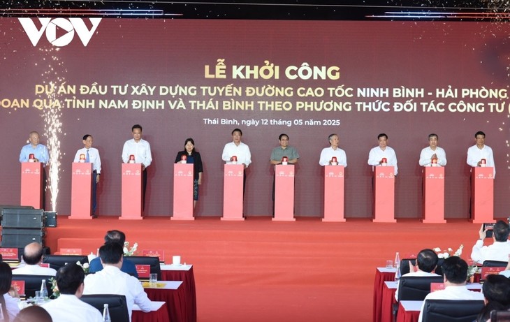 PM Vietnam, Pham Minh Chinh Hadiri Acara Pencangkulan Pertama Pembangunan Proyek Jalan Tol Ninh Binh-Hai Phong - ảnh 2