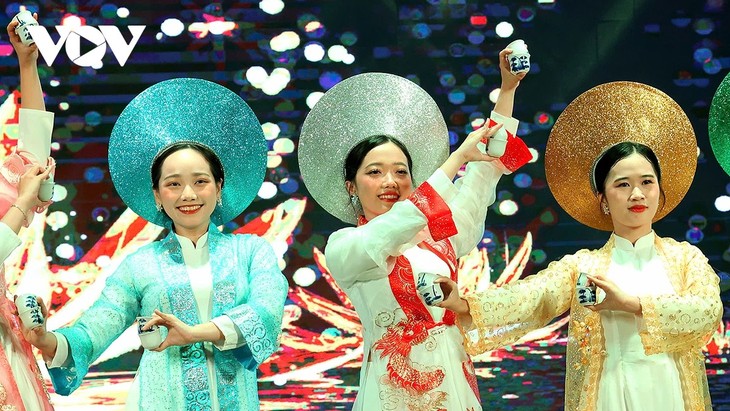 Kebudayaan Tradisional dari Tiga Bagian Vietnam Berkumpul dalam Program “Suara Bumi Warisan” - ảnh 2