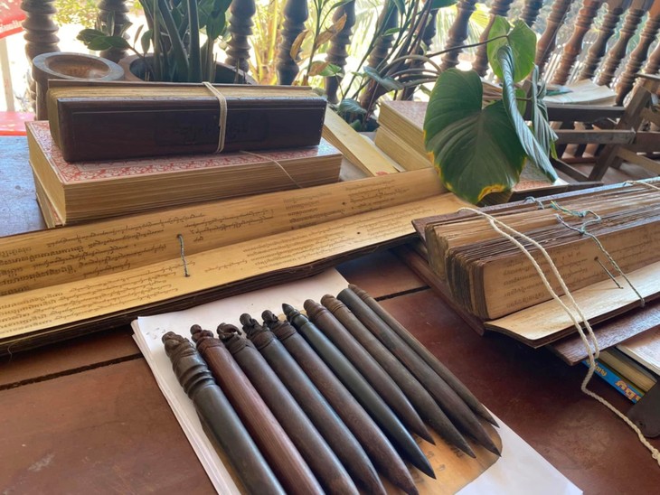 Bapak Lot Loeng: Lebih dari Dua Puluh Tahun Melestarikan dan Mengajarkan Sleukrit, Warisan Budaya Khmer - ảnh 3