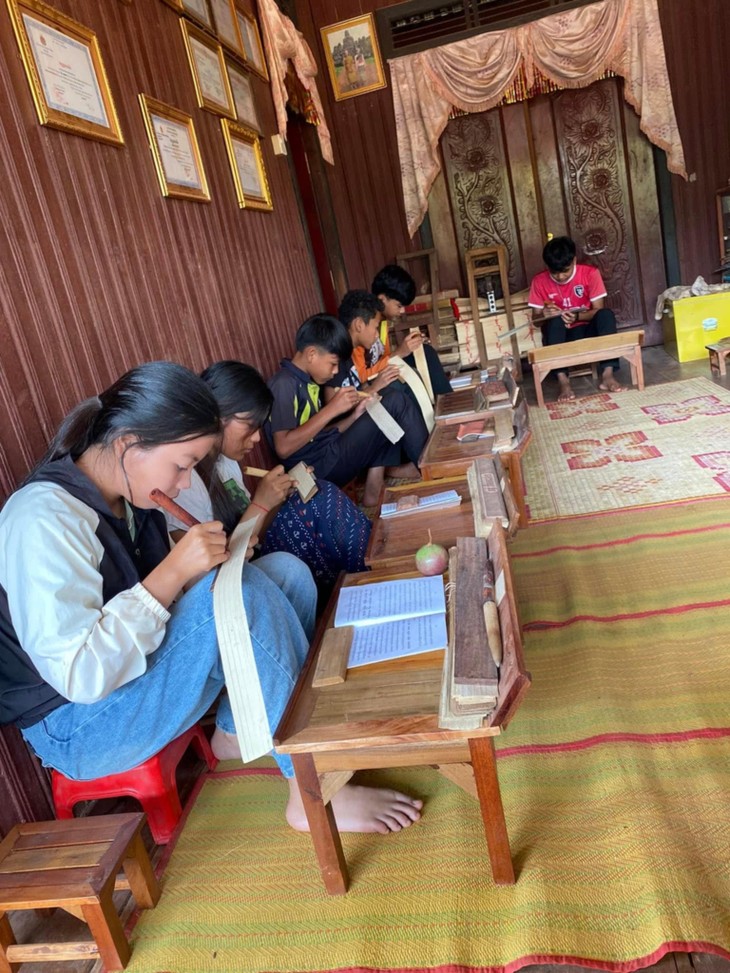 Bapak Lot Loeng: Lebih dari Dua Puluh Tahun Melestarikan dan Mengajarkan Sleukrit, Warisan Budaya Khmer - ảnh 2
