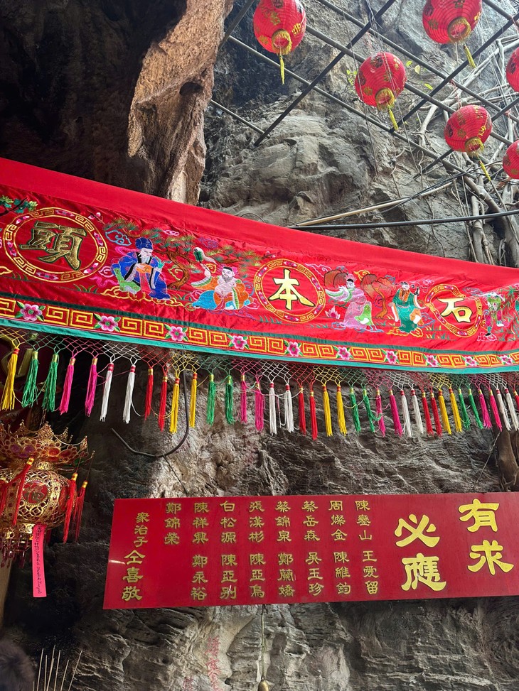 Kuil Chao Pho Khao Yai  - Tempat Suci yang Menghubungkan Budaya di Pulau Koh Sichang - ảnh 3