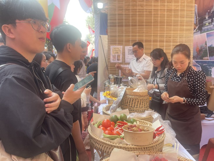 Warna-Warni ASEAN di Festival Kuliner Internasional 2025 - ảnh 3