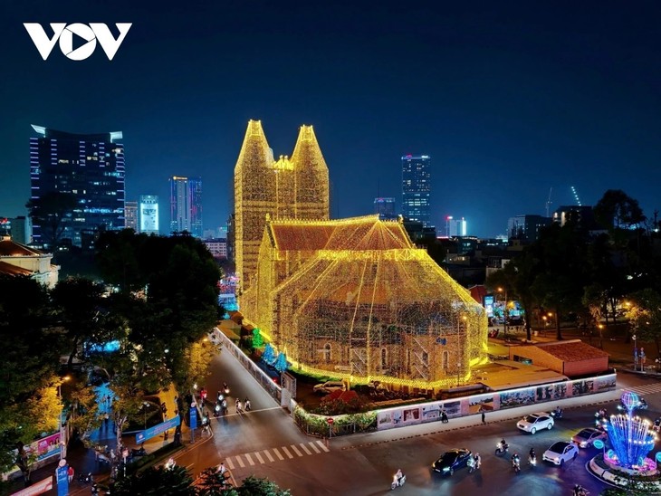 Katedral Kota Ho Chi Minh Ditutupi dengan 1.000 Km Lampu LED, Bersinar Terang Selama Musim Natal - ảnh 1