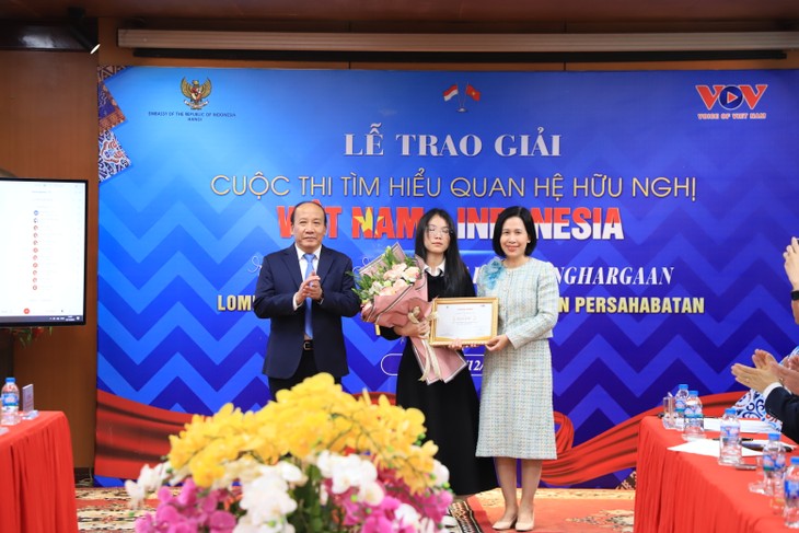 Upacara Penyampaian Penghargaan Lomba Mencari Tahu tentang Hubungan Persahabatan Vietnam-Indonesia - ảnh 5