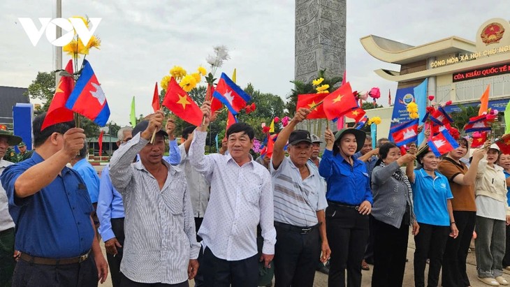 Vietnam-Kamboja: Bersinergi Membangun Daerah Perbatasan yang Bersolidaritas dan Persahabatan yang Erat - ảnh 1