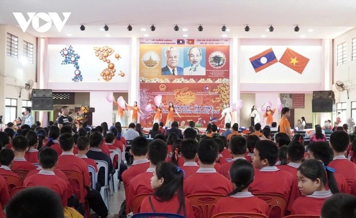 Melestarikan dan Menyebarkan Keindahan Budaya Hari Raya Tet Tradisional bagi Warga Vietnam di Laos - ảnh 2