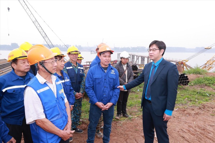 Memberi Semangat dan Perhatian terhadap Pekerja Menjelang Hari Raya Tet - ảnh 1