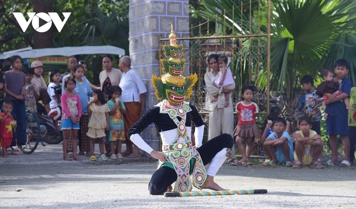 Tim Tari Gendang Chhay-Dam di Pagoda Snaydonkum Melestarikan Budaya Tradisional Masyarakat Khmer - ảnh 2