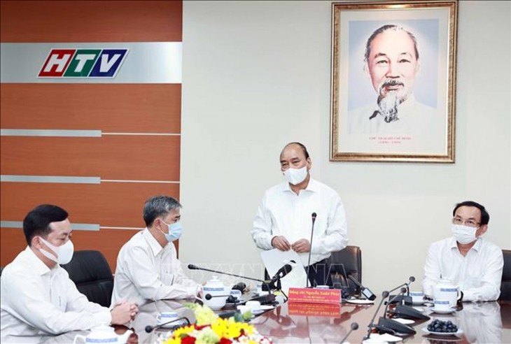 Presiden Nguyen Xuan Phuc mengunjungi sejumlah kantor pers besar di Kota Ho Chi Minh - ảnh 1