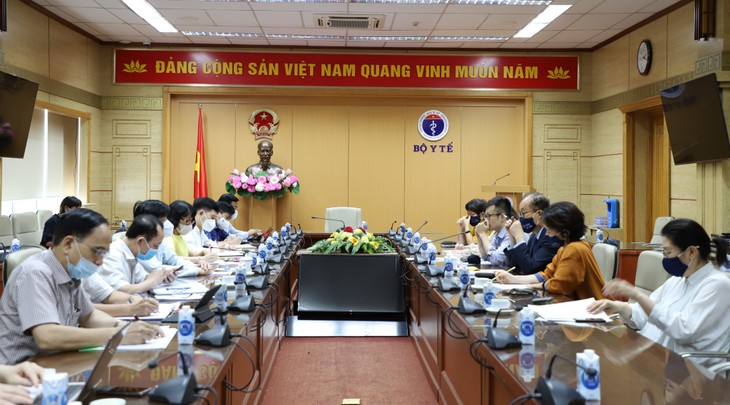 Vietnam “Menempuh Arah yang Benar” dalam Terapkan Langkah-Langkah Pencegahan dan Penanggulangan Pandemi - ảnh 1