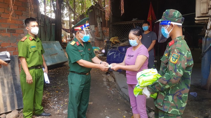 Masyarakat Kota Ho Chi Minh Menstabilkan Kehidupan Mereka dan Dengan Percaya Diri Berjuang Melawan Pandemi - ảnh 1