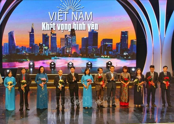 Program “Vietnam - Aspirasi Ketenteraman” - Memuliakan Kekuatan Garis Depan Melawan Pandemi - ảnh 1