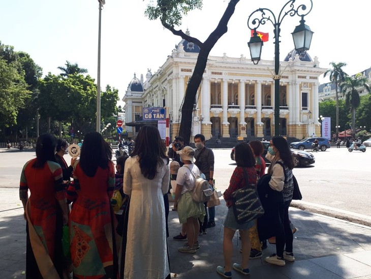 Tur Jalan Kaki yang Unik “Arsitektur Prancis di Tengah Kota Hanoi”  ​ - ảnh 2