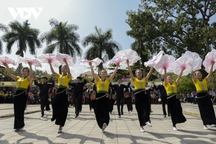 Seni Tari Xoe Etnis Thai - Warisan Budaya Nonbendawi Mewakili Peradaban Manusia - ảnh 1