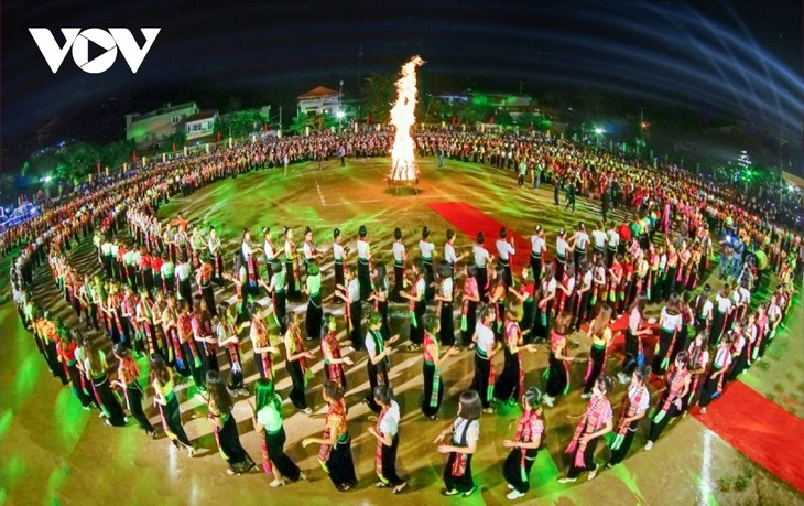 Seni Tari Xoe Etnis Thai - Warisan Budaya Nonbendawi Mewakili Peradaban Manusia - ảnh 2