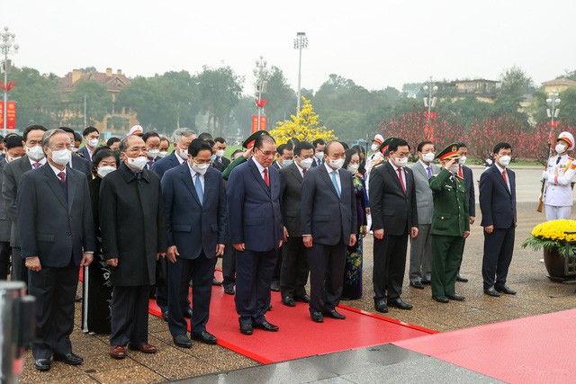 Pimpinan Partai dan Negara Berziarah ke Mousoleum Ho Chi Minh - ảnh 1