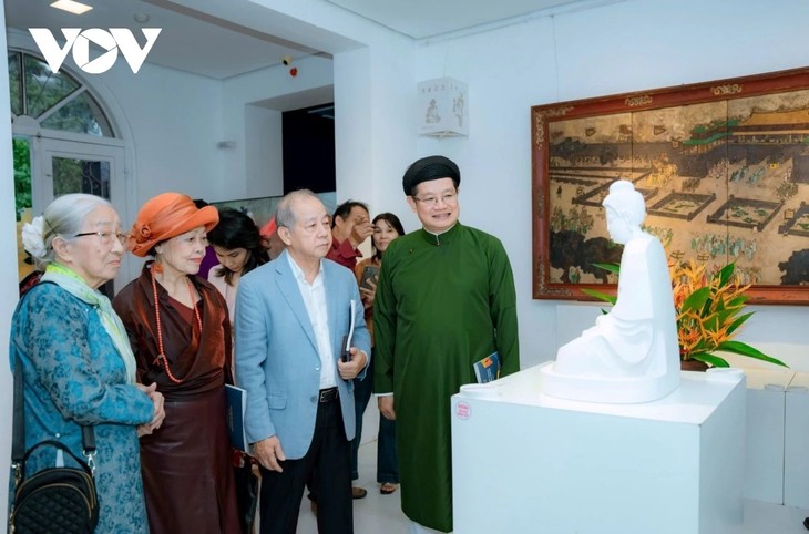 후에시 미술관에서 베트남 저명한 화백들의 그림 전시회 개최 - ảnh 1