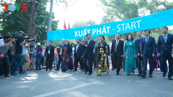 响应为了全民健康奥林匹克跑步日 - ảnh 1