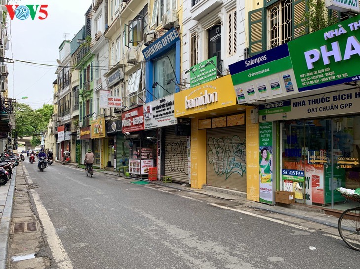 COVID-19疫情之下 河内古街大量商店关门 - ảnh 8