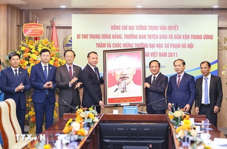 郑文决探望教育单位  祝贺越南教师节 - ảnh 1