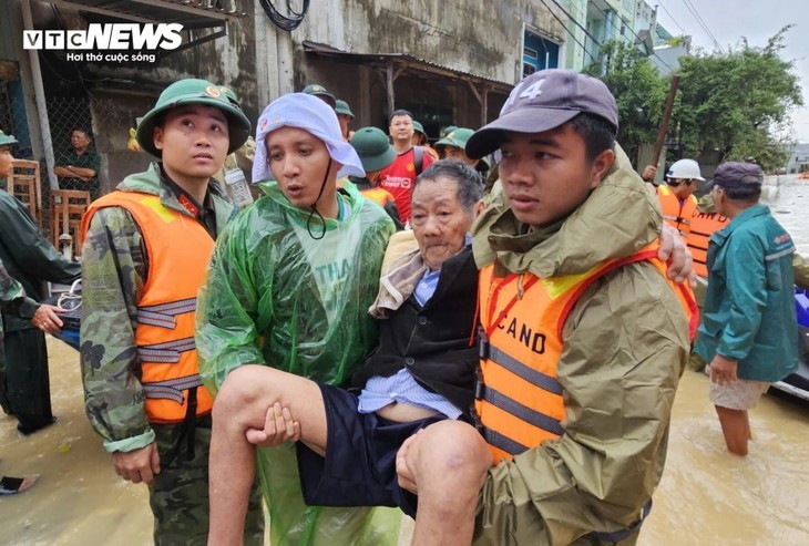 越南中南部洪灾综述:数万房屋被淹,民众掀开瓦片出来求救 - ảnh 6