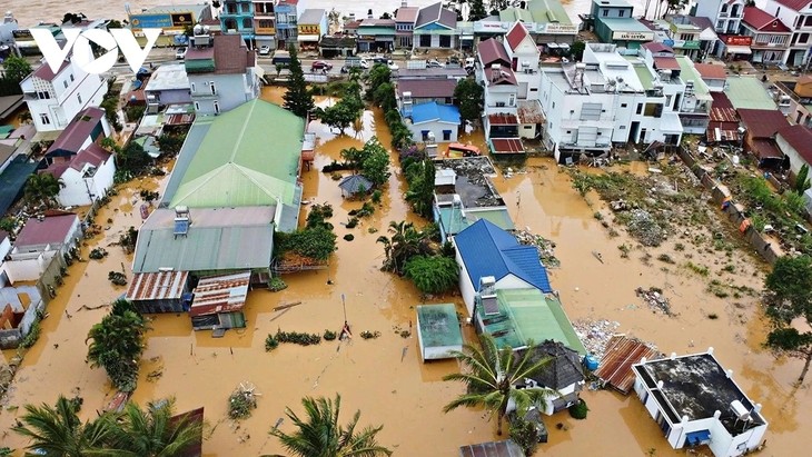 政治局就克服中部地区特大暴雨和洪水灾害后果做出结论 - ảnh 1