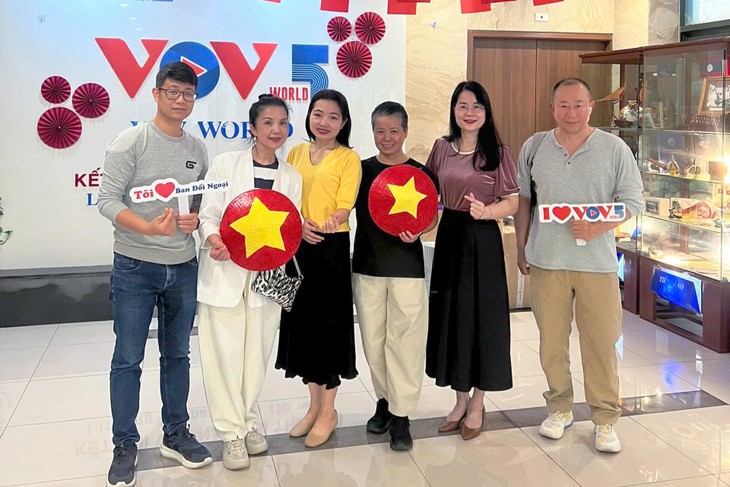 朋友上门拜访，分享越南之旅 - ảnh 1