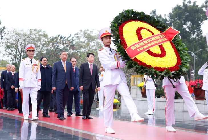 党和国家领导人春节前夕入陵瞻仰胡志明主席遗容 - ảnh 1