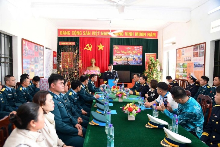 海军第一区向前哨海岛军民拜年 - ảnh 2