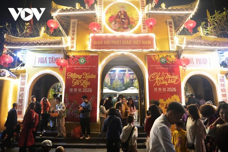 新年伊始参拜寺庙并求字：越南人民美丽的文化传统 - ảnh 1