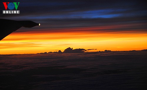 Enjoying the sunset from 10,000 metres  - ảnh 10