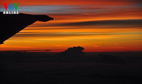 Enjoying the sunset from 10,000 metres  - ảnh 12