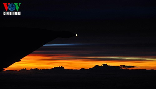 Enjoying the sunset from 10,000 metres  - ảnh 13