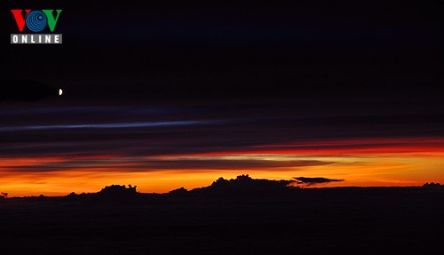 Enjoying the sunset from 10,000 metres  - ảnh 14