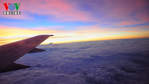 Enjoying the sunset from 10,000 metres  - ảnh 3