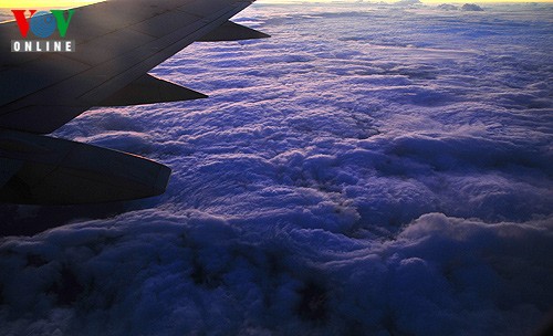 Enjoying the sunset from 10,000 metres  - ảnh 4