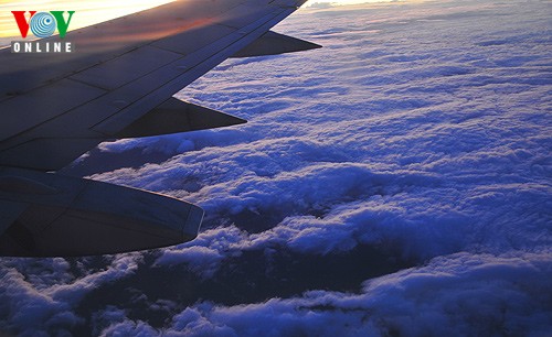 Enjoying the sunset from 10,000 metres  - ảnh 5