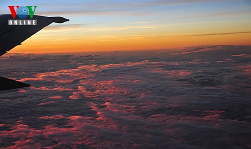 Enjoying the sunset from 10,000 metres  - ảnh 6