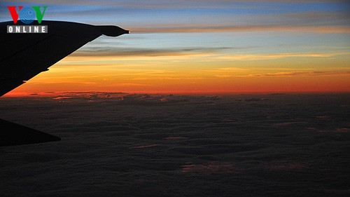 Enjoying the sunset from 10,000 metres  - ảnh 7