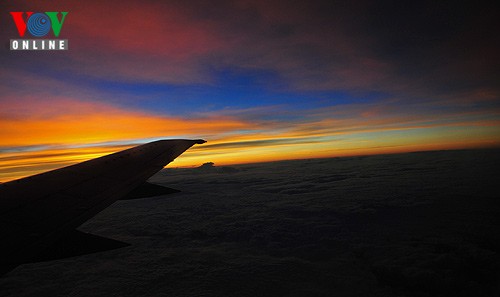 Enjoying the sunset from 10,000 metres  - ảnh 8