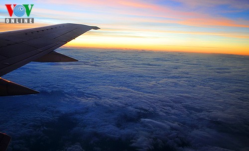 Enjoying the sunset from 10,000 metres  - ảnh 2