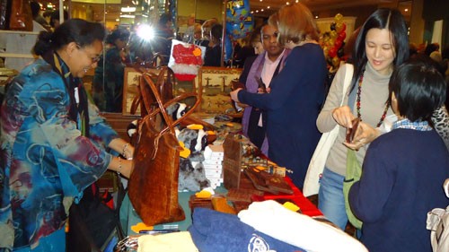 Vietnamese women participate in the Charity Winter Fair  in Russia - ảnh 1