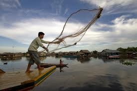 Overseas VNese at Tonle Sap Lake, Cambodia, enjoy Tet holiday  - ảnh 1