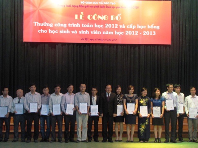 Math students receive scholarships - ảnh 1