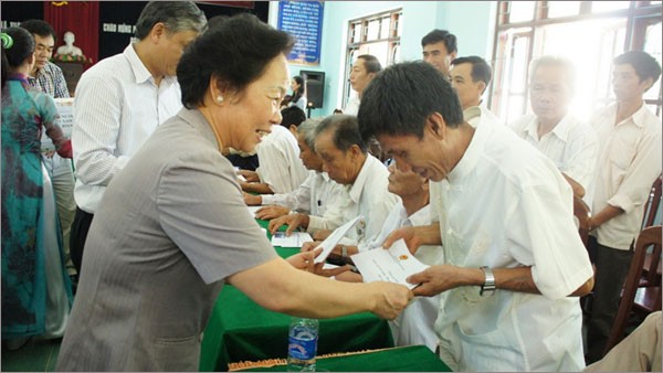 Vice President Nguyen Thi Doan presents gifts to social beneficiaries  - ảnh 1