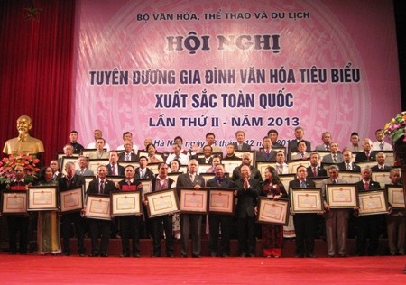 President Truong Tan Sang meets outstanding families - ảnh 1