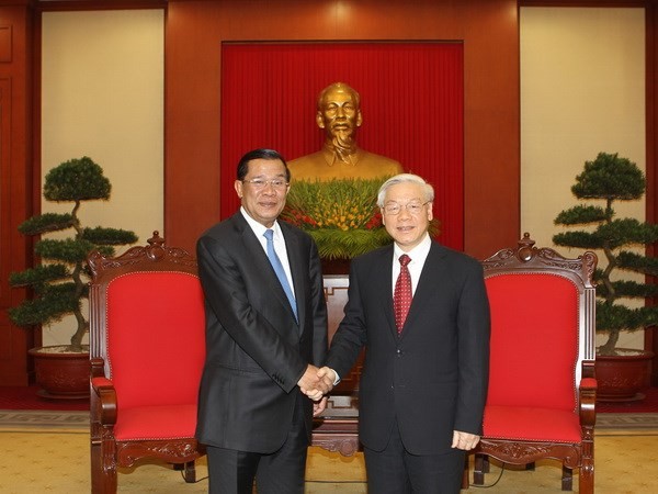 Vietnamese Party leader Nguyen Phu Trong receives Cambodian Prime Minister Hun Sen - ảnh 1