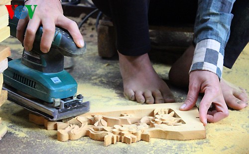 Making devotional items at Thạch Thất craft village  - ảnh 11