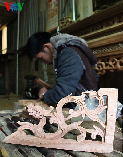 Making devotional items at Thạch Thất craft village  - ảnh 10