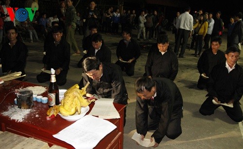 Barefoot Dao men dance on red hot charcoals - ảnh 1